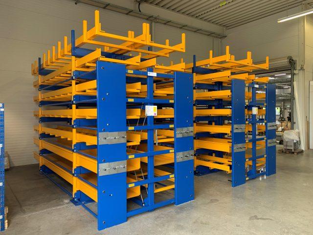 Roll-aus-Regal JUMBO Anwendungsbeispiel 5 - Langgutlagerung mit ausrollbaren Schubladen in Industrieumgebung - Bonnema Lagertechnik