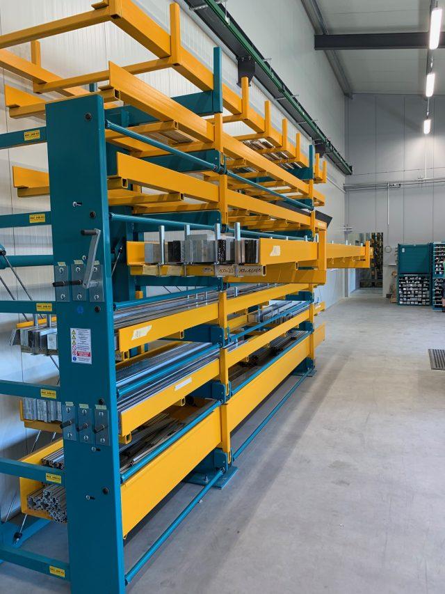 Roll-aus-Regal JUMBO Anwendungsbeispiel 11 - Langgutlagerung mit ausrollbaren Schubladen in Industrieumgebung - Bonnema Lagertechnik
