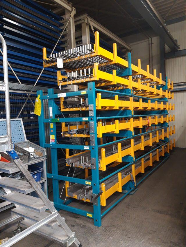 Roll-aus-Regal JUMBO Anwendungsbeispiel 10 - Langgutlagerung mit ausrollbaren Schubladen in Industrieumgebung - Bonnema Lagertechnik
