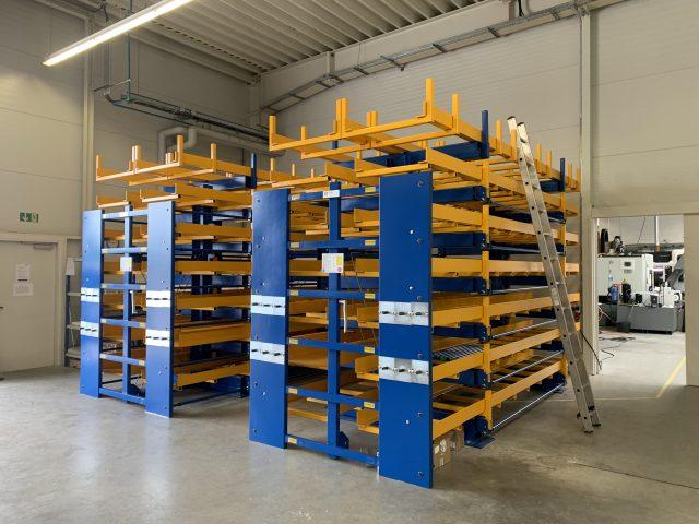 Roll-aus-Regal JUMBO Anwendungsbeispiel 8 - Langgutlagerung mit ausrollbaren Schubladen in Industrieumgebung - Bonnema Lagertechnik