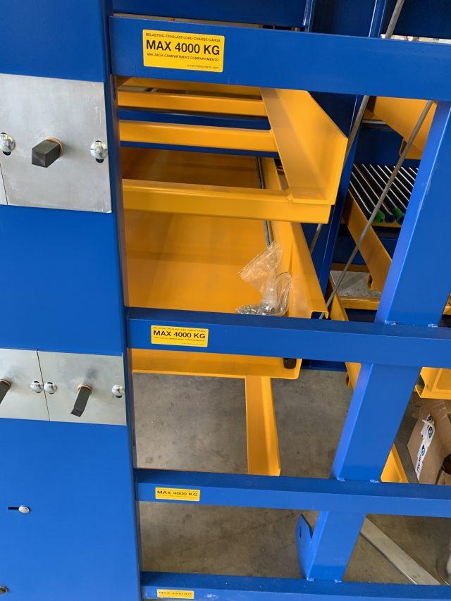 Roll-aus-Regal JUMBO Anwendungsbeispiel 6 - Langgutlagerung mit ausrollbaren Schubladen in Industrieumgebung - Bonnema Lagertechnik