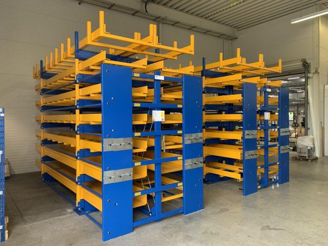 Roll-aus-Regal JUMBO Anwendungsbeispiel 4 - Langgutlagerung mit ausrollbaren Schubladen in Industrieumgebung - Bonnema Lagertechnik