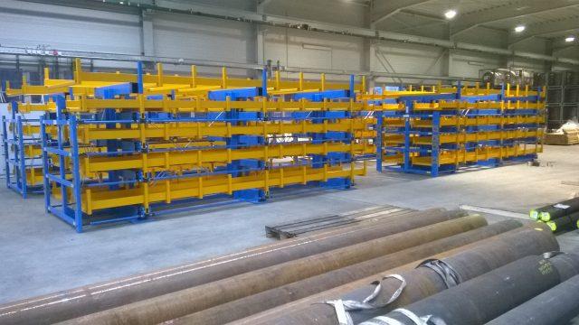 Roll-aus-Regal JUMBO Anwendungsbeispiel 1 - Langgutlagerung mit ausrollbaren Schubladen in Industrieumgebung - Bonnema Lagertechnik