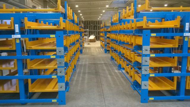 Roll-aus-Regal JUMBO Anwendungsbeispiel 2 - Langgutlagerung mit ausrollbaren Schubladen in Industrieumgebung - Bonnema Lagertechnik