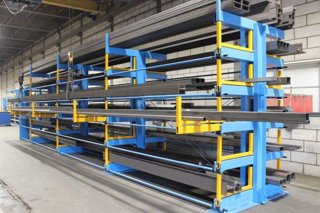 Roll-aus-Regal JUMBO Anwendungsbeispiel 9 - Langgutlagerung mit ausrollbaren Schubladen in Industrieumgebung - Bonnema Lagertechnik