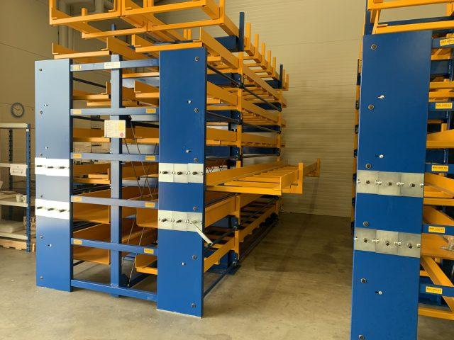 Roll-aus-Regal JUMBO Anwendungsbeispiel 3 - Langgutlagerung mit ausrollbaren Schubladen in Industrieumgebung - Bonnema Lagertechnik