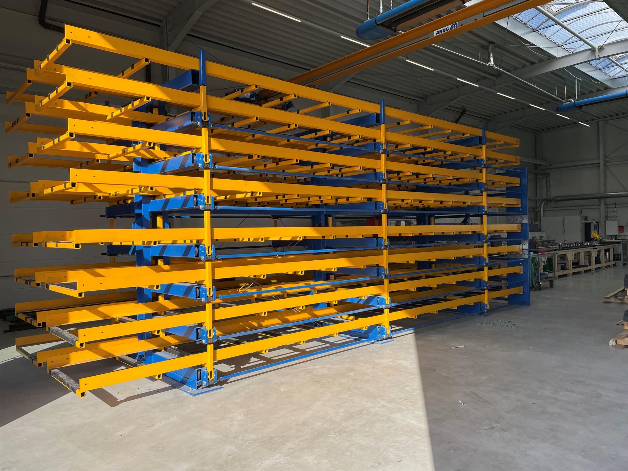 Roll-aus-Regal JUMBO mit ausgerollten Schubladen für Langgutlagerung - Bonnema Lagertechnik Ausrollregal bis 7500 kg Fachtragkraft