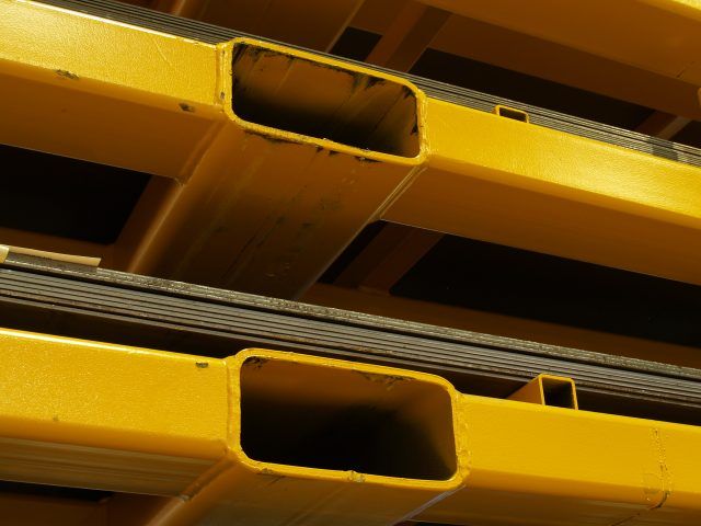 Gabelstapler entnimmt Stahlkassette aus PLATO Regalsystem